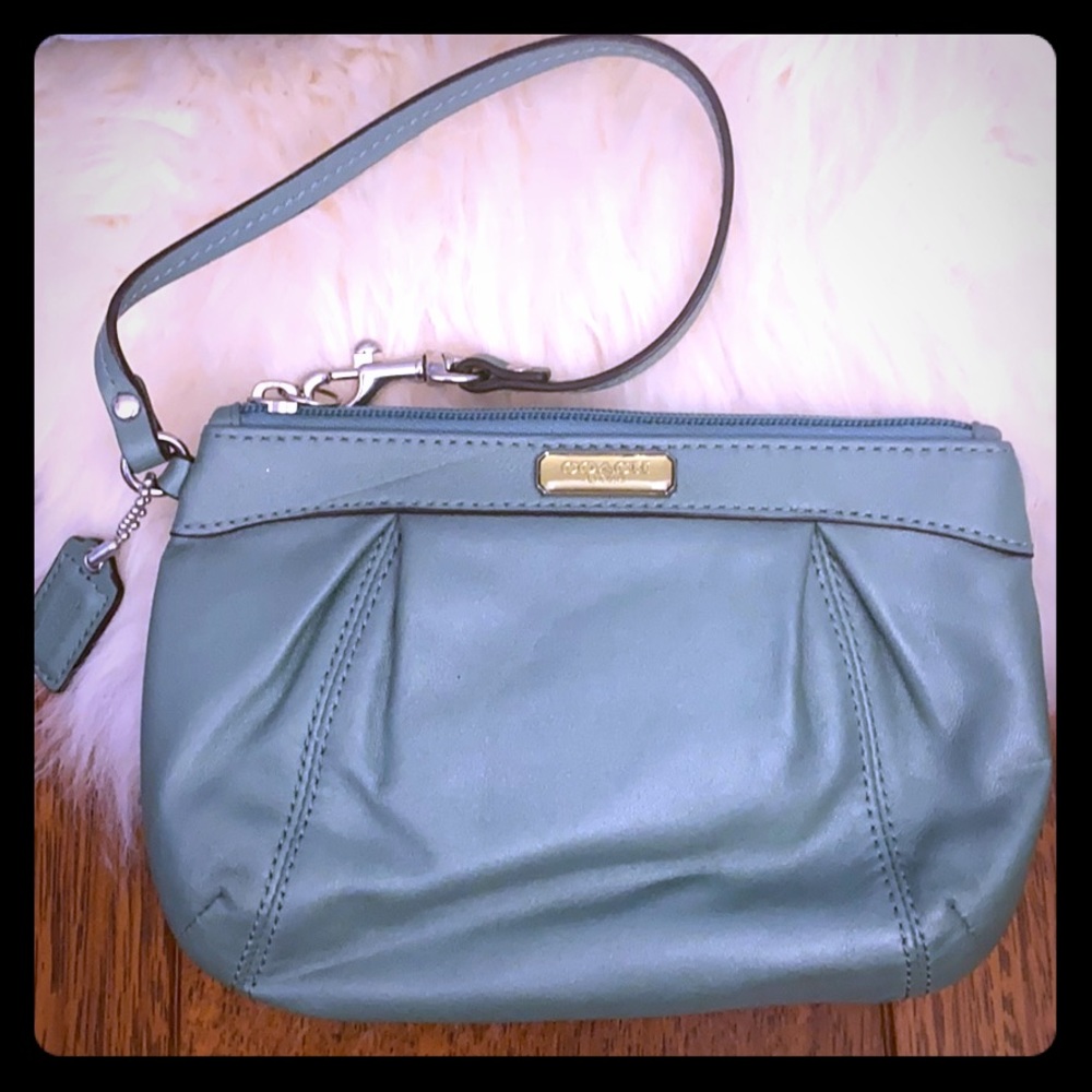 🍏Coach Teal Wristlet🍏